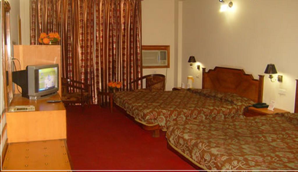 كاترا Hotel Varun الغرفة الصورة